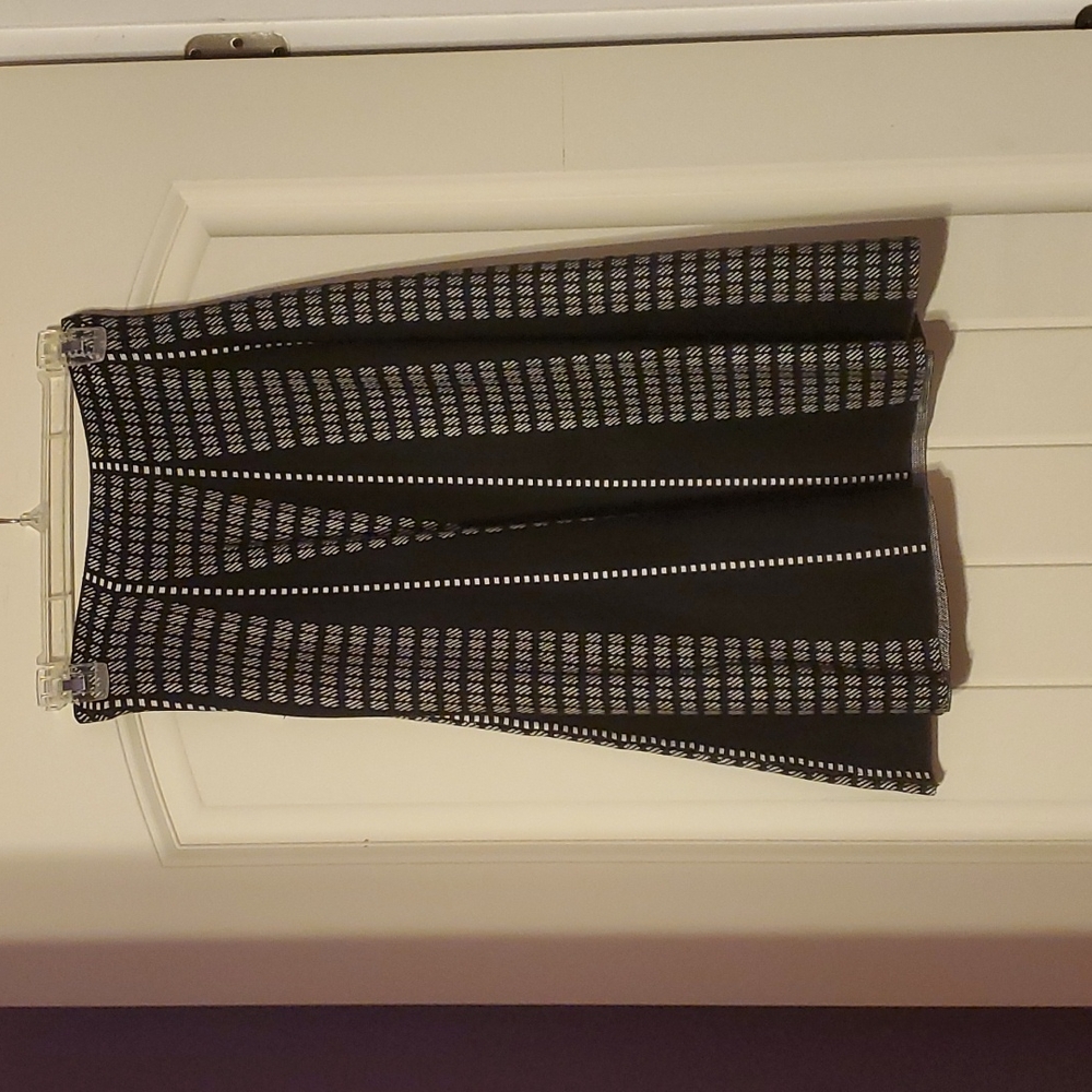 Slonl Woman Black and White Sweater Skirt